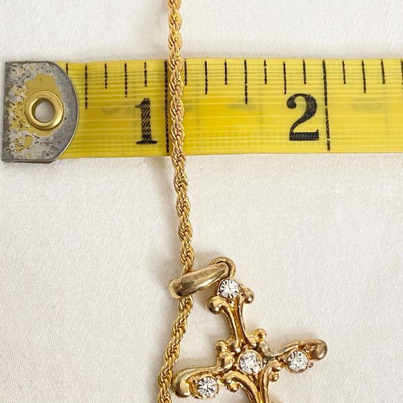 Claires Orante Clear Rhinestones Cross Pendant Chain Necklace Thin Spiral Links - Picture 10 of 12